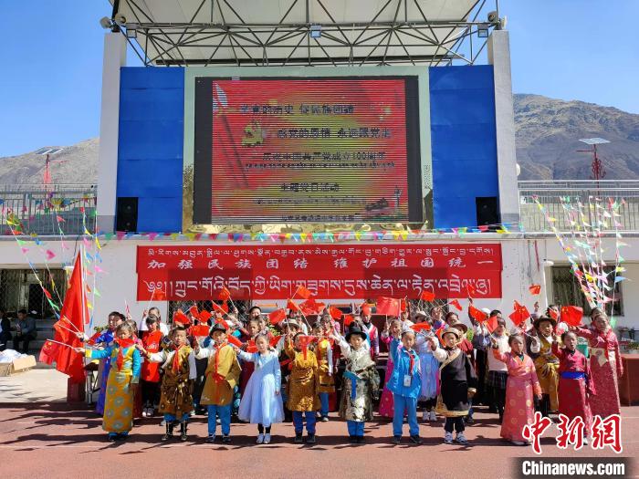 圖為加查縣安繞鎮(zhèn)小學各民族代表學生齊唱紅歌?！“怖@鎮(zhèn)小學供圖