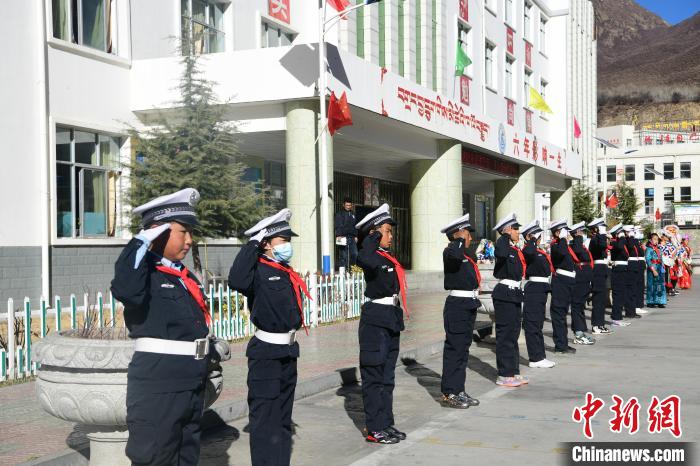 圖為加查縣安繞鎮(zhèn)小學學生爭當“小交警”體驗交警工作?！∝暩聛硭?攝