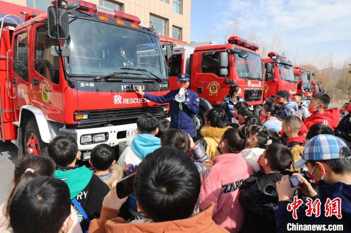 圖為消防員向小朋友們講解消防車?！铨埥?攝