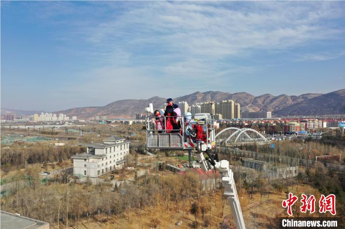 圖為小朋友在消防員的陪同下，體驗78米登高平臺消防車?！铨埥?攝