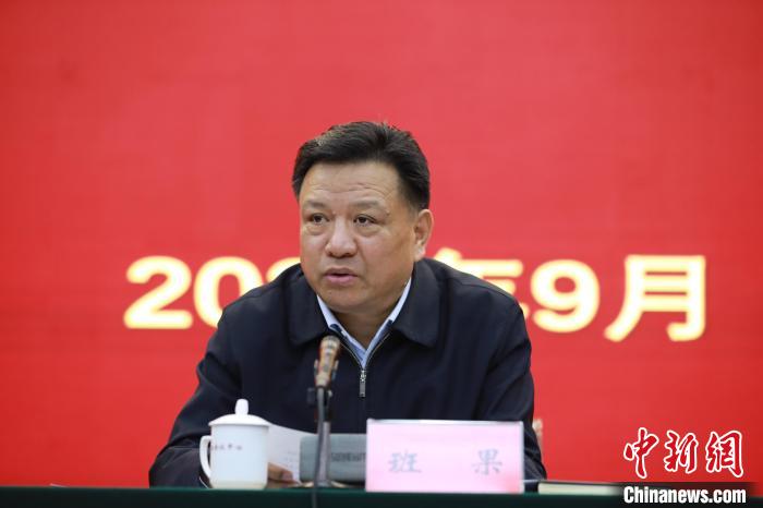 圖為青海省委常委、統(tǒng)戰(zhàn)部部長班果出席會議并講話?！『F龍 攝