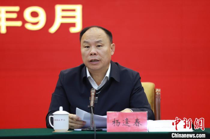 圖為青海省副省長楊逢春主持會議并講話?！『F龍 攝