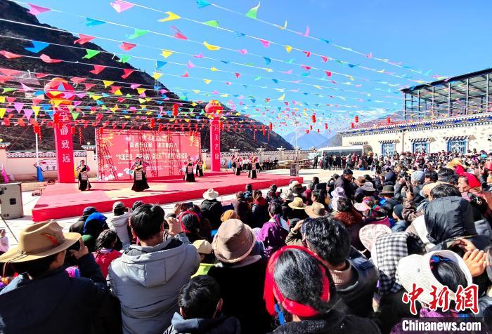 文藝活動全景?！∶⒖悼h委宣傳部供圖