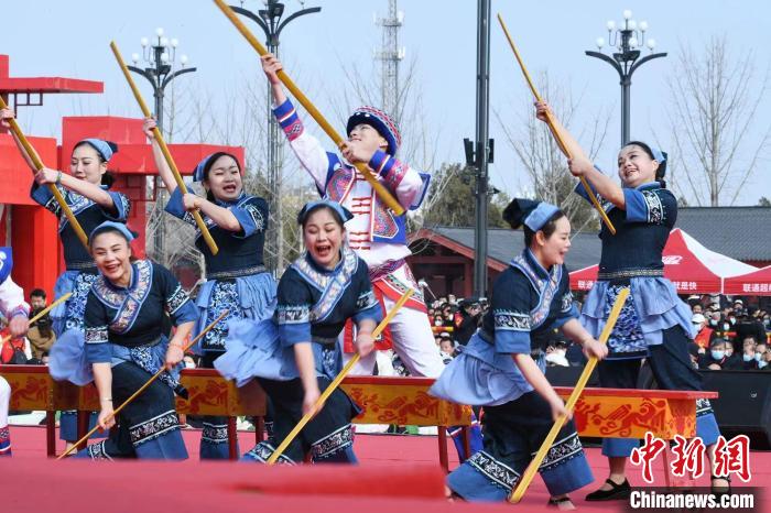 圖為廣西壯族打扁擔(dān)展演?！×赫赵?攝