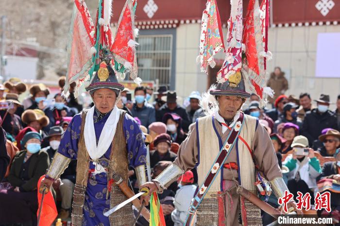 圖為兩位藝人表演瓊結(jié)“果孜”舞?！愔闈扇?攝