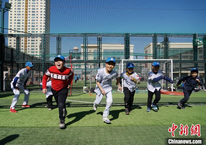圖為小棒球手們進行體能訓練?！●R銘言 攝