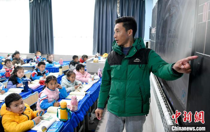 3月14日，西藏拉薩市第一小學(xué)藏語(yǔ)文老師拉巴次仁在課堂上?！±盍?攝