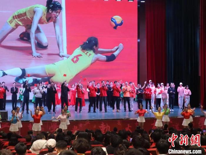 2023年全國青少年女排集訓(xùn)閉幕式現(xiàn)場?！√旖蝮w育學(xué)院供圖