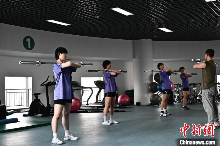 圖為全國青少年女排在天津進(jìn)行集訓(xùn)?！√旖蝮w育學(xué)院供圖