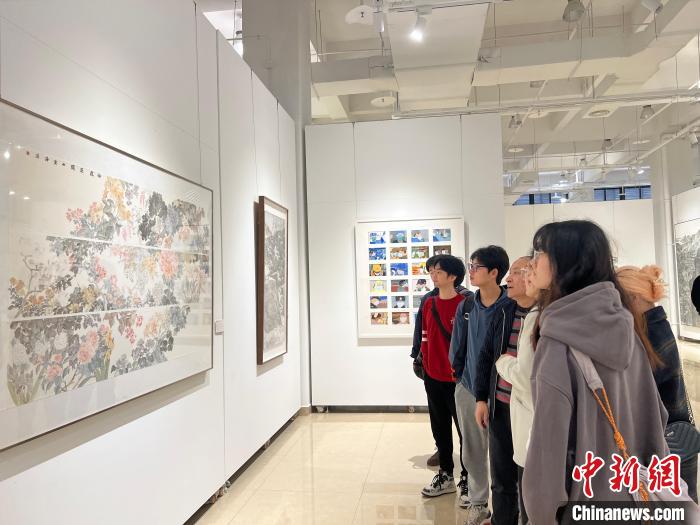 圖為全國青年教師中國畫學(xué)術(shù)邀請展現(xiàn)場?！＄婌?攝