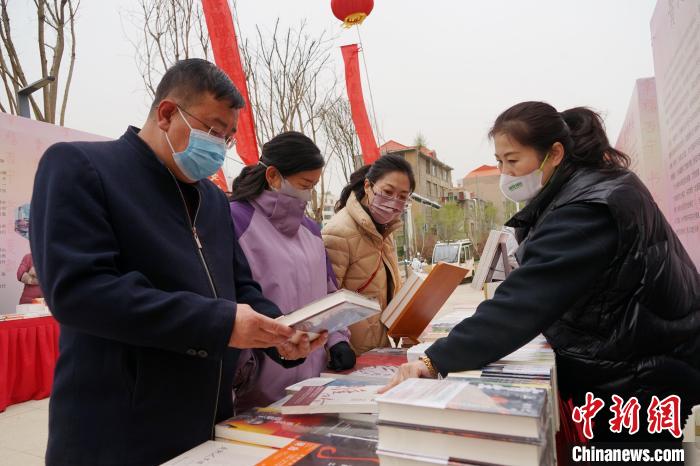 圖為民眾在活動(dòng)現(xiàn)場(chǎng)購(gòu)書(shū)?！●R銘言 攝