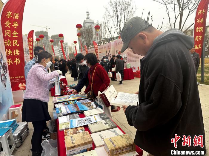 圖為民眾在活動(dòng)現(xiàn)場(chǎng)讀書(shū)、購(gòu)書(shū)?！±铍h 攝