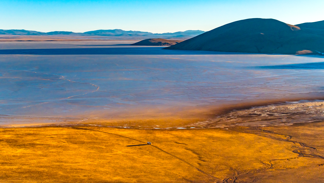 索旺的小額配送車輛在湖邊行駛。呂殿杰攝