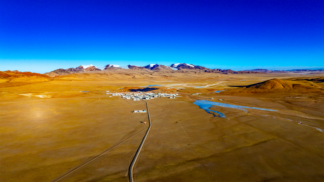 雪山下的雙湖縣城。呂殿杰攝