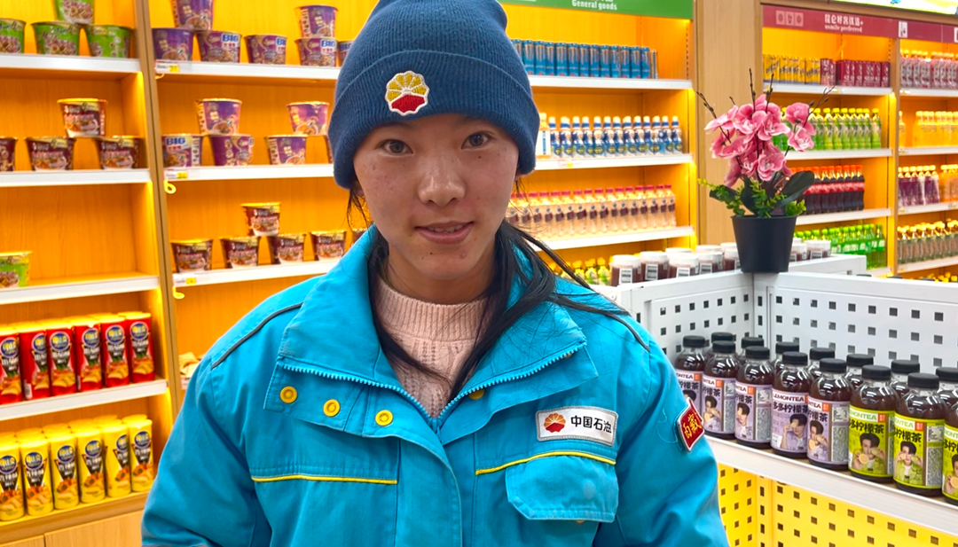 00后員工桑旦卓瑪在便利店值班。呂殿杰攝