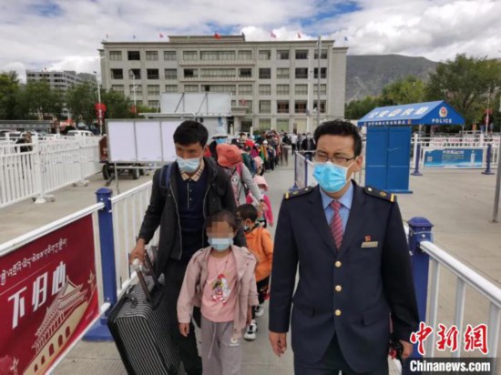 圖為拉薩車站工作人員為西藏先心病患兒和陪同人員提供“綠色”接力幫扶，并開通了專門通道，讓他們快速進站上車。拉薩車站 供圖