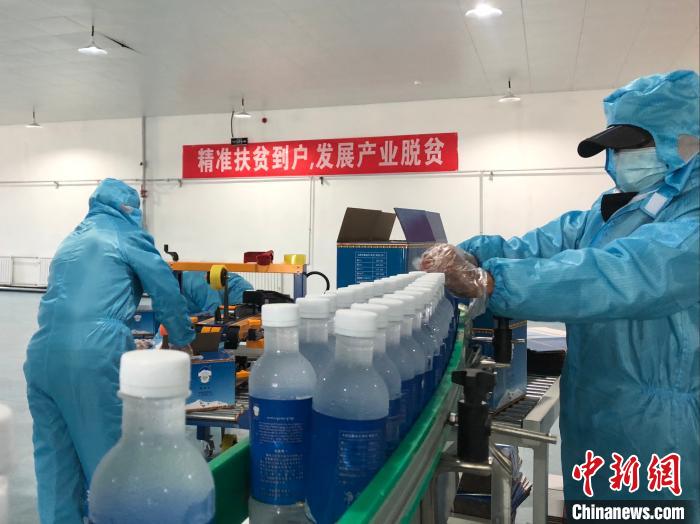 圖為阿里地區(qū)措勤縣某飲用水加工公司，該公司以“基地+公司+貧困民眾”為運營模式，帶動貧困民眾68戶232人?！≈x牧 攝