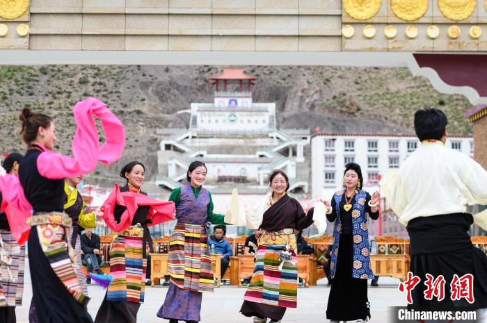圖為西藏昌都市洛隆縣易地搬遷安置點(diǎn)阿托卡小康示范新村村民載歌載舞慶脫貧(資料圖)?！『闻罾?攝