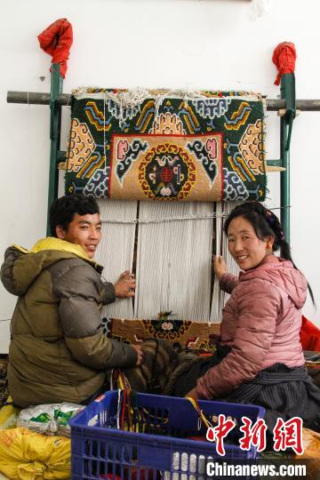 圖為1月15日，在日喀則市謝瑪氆氌農(nóng)村合作社，拉孜村一對夫婦在編織卡墊(資料圖)?！≮w朗 攝