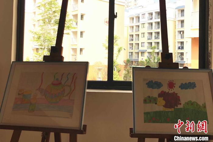 圖為會澤縣城易地扶貧搬遷點一所小學內(nèi)擺放著的學生畫作。　繆超 攝