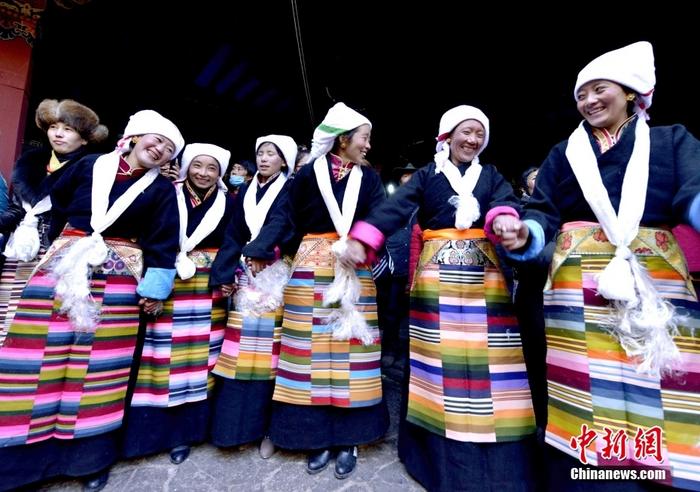資料圖為2014年12月6日，拉薩民眾歡度“仙女節(jié)”。 <a target='_blank' href='/'><p  align=