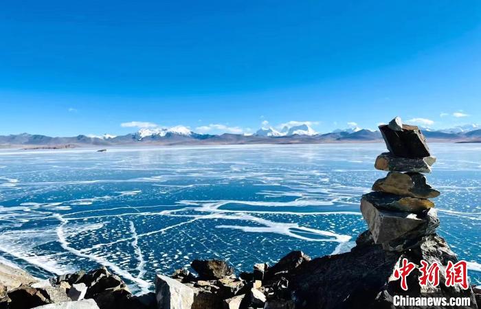 圖為普瑪江塘鄉(xiāng)境內(nèi)的雪山、冰湖美景。　浪卡子縣網(wǎng)信辦供圖