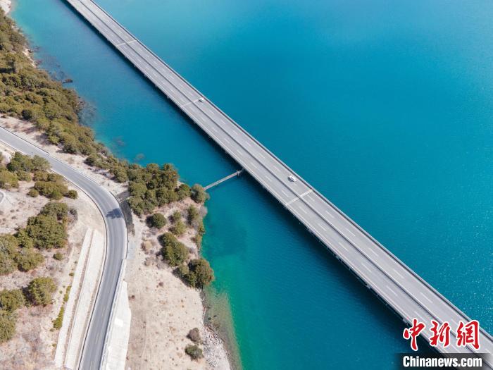 圖為西藏林拉高等級(jí)公路多布湖段風(fēng)光?！〗w波 攝