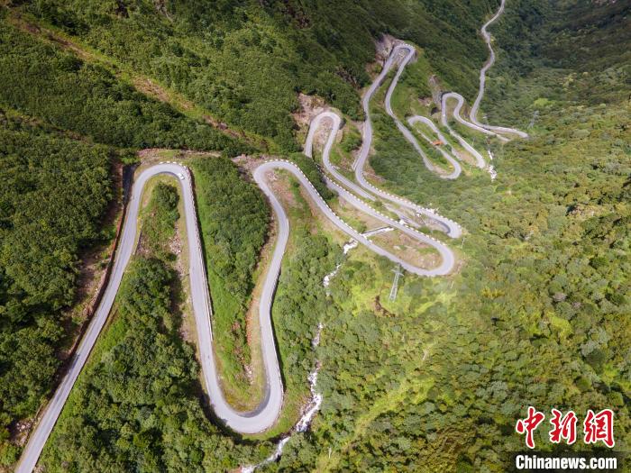 圖為西藏山南錯(cuò)那縣的盤山公路，錯(cuò)那縣被命名為全國(guó)“四好農(nóng)村路”示范縣?！〗w波 攝