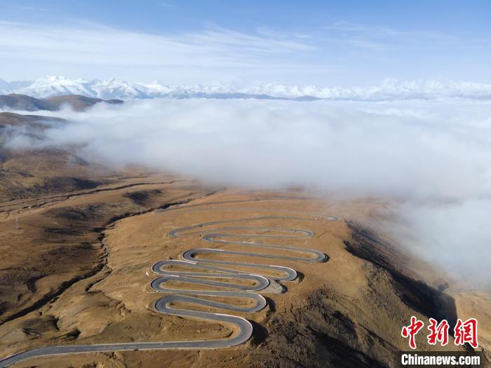 圖為西藏定日縣，前往珠穆朗瑪峰大本營(yíng)蜿蜒的公路與云海?！〗w波 攝