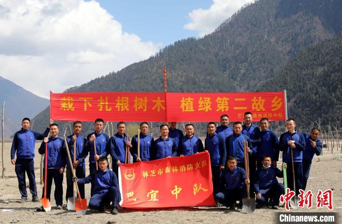 林芝市巴宜區(qū)森林消防中隊(duì)志愿服務(wù)隊(duì)合影留念。　西繞拉翁 攝