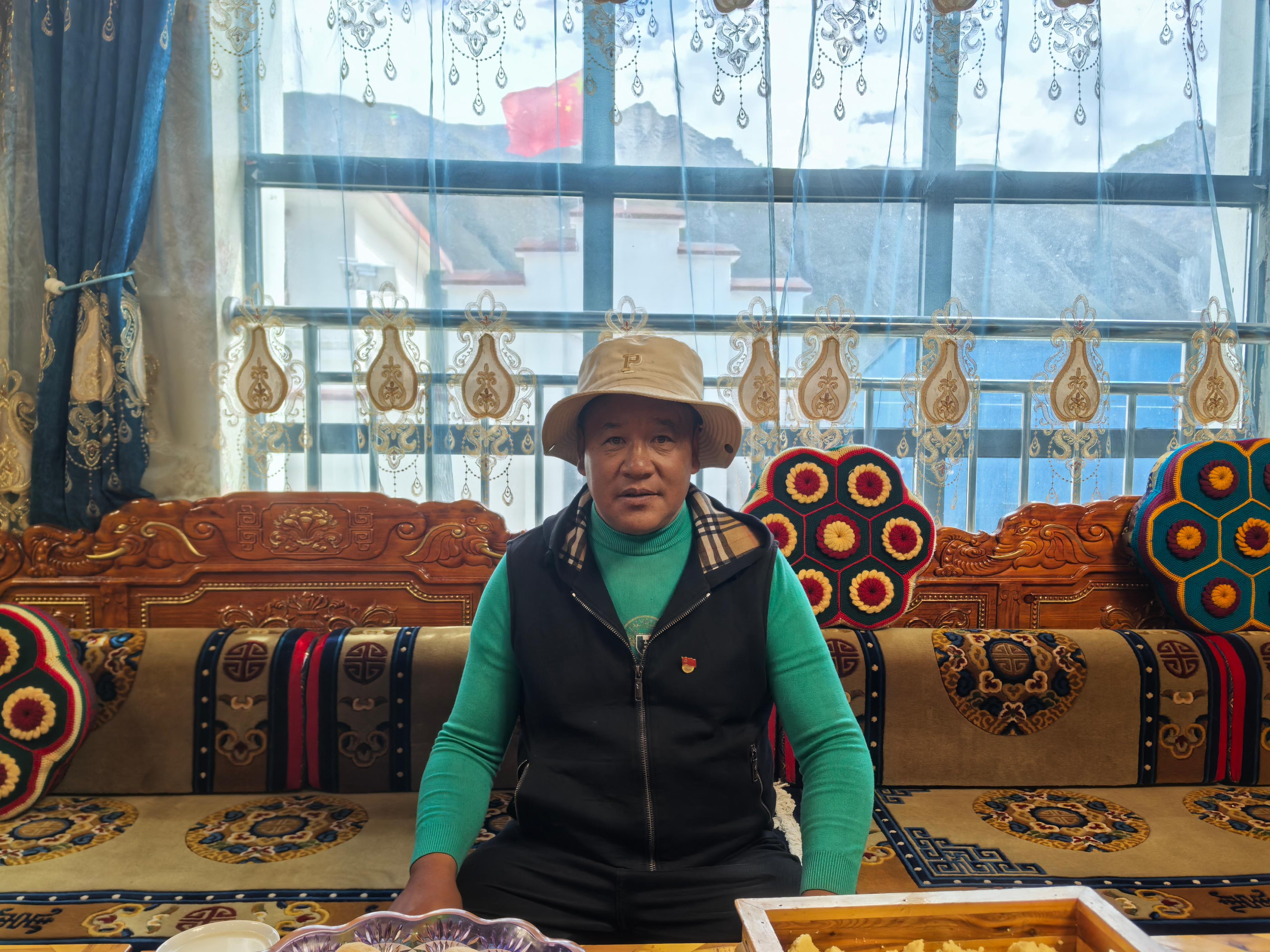 斯定咔村村民在自家客廳。 人民網(wǎng)記者 黃玉琦攝