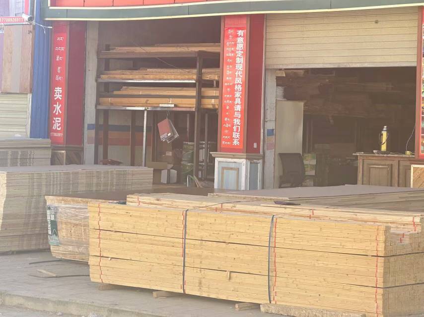 白朗縣頗羅鼐大道西段人行道擺放建材。圖片由留言網(wǎng)友提供