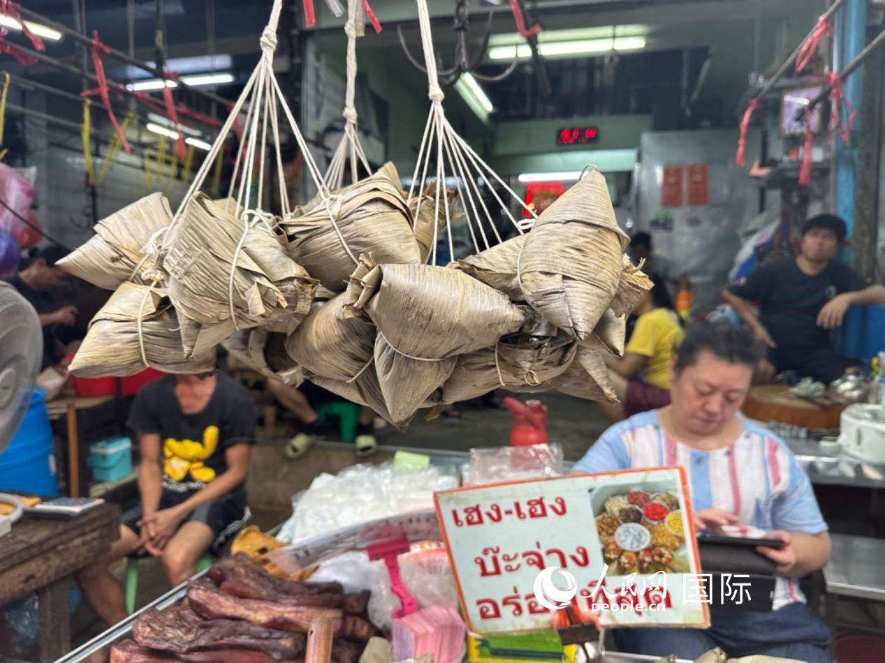 唐人街店鋪售賣的粽子。人民網(wǎng)記者 簡承淵攝