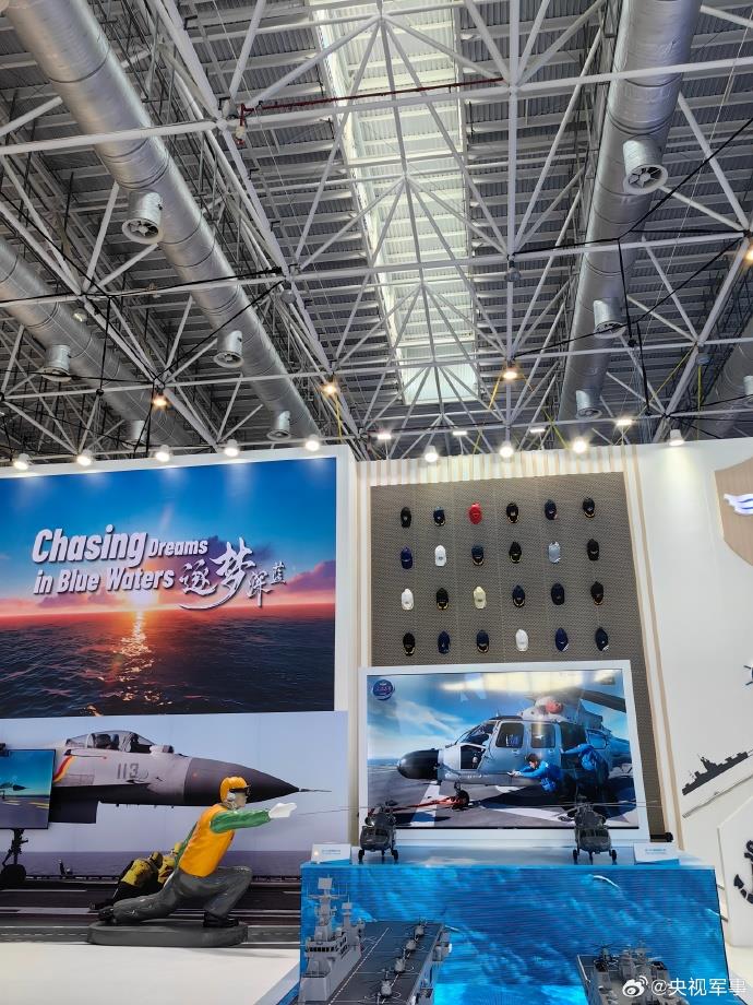 海軍首批艦載機(jī)女飛行員亮相中國航展