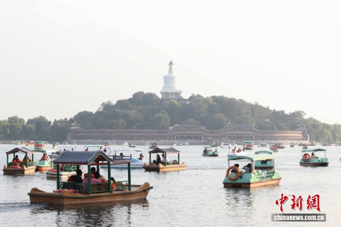 10月7日，國(guó)慶節(jié)、中秋節(jié)假期進(jìn)入尾聲，北京北海公園熱度不減，不少市民游客在公園乘船游玩。<a target='_blank' href='/' _fcksavedurl='/'><p  align=