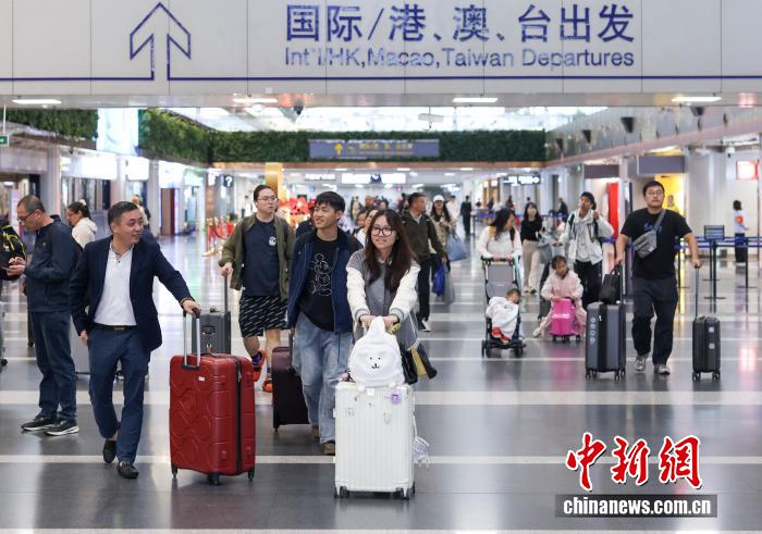 10月8日是國(guó)慶中秋假期最后一天，大量旅客在北京首都國(guó)際機(jī)場(chǎng)出行。 <a target='_blank' href='/' _fcksavedurl='/'><p  align=