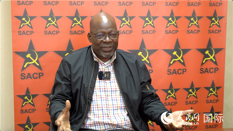 南非共產(chǎn)黨總書記索利 馬派拉接受人民網(wǎng)記者采訪。人民網(wǎng) 劉暢攝