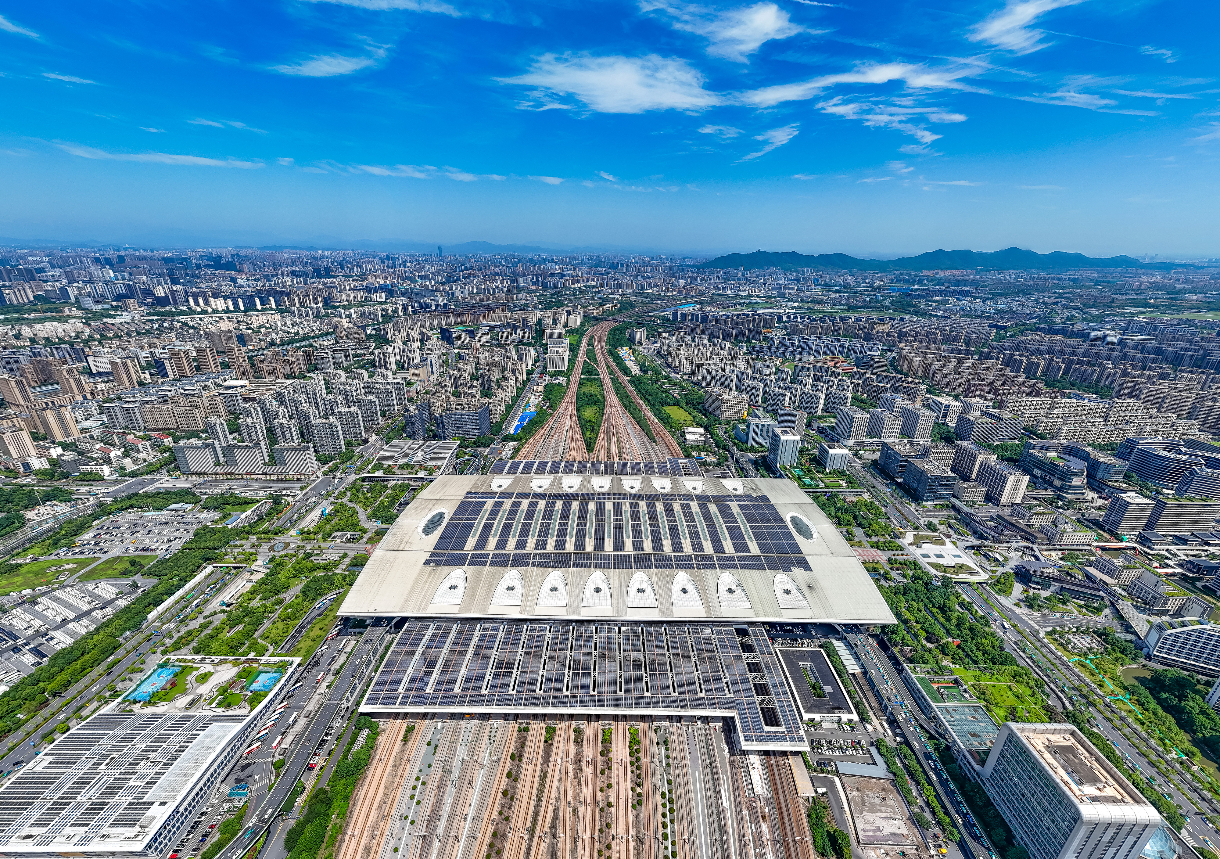 2025年10月29日，浙江杭州，航拍杭州東站站房屋頂及南北雨棚光伏發(fā)電方陣。