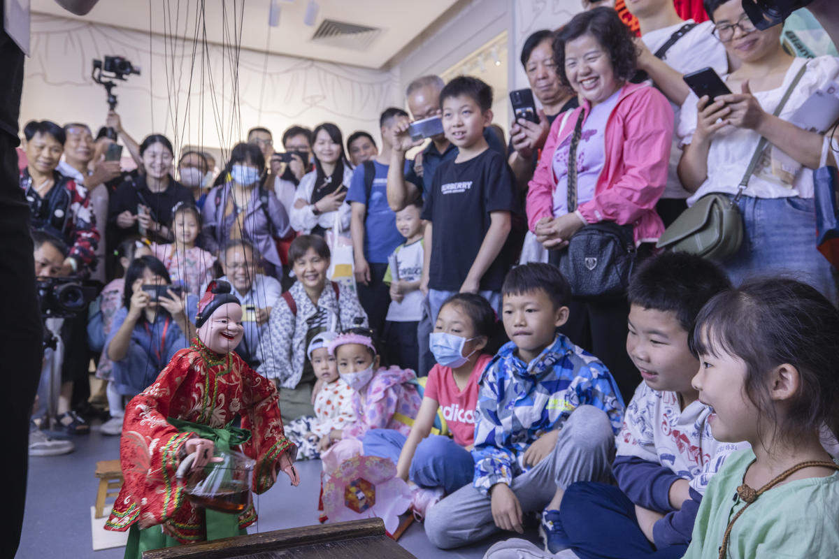 5月1日，廣州市白鵝潭大灣區(qū)藝術(shù)中心非物質(zhì)文化遺產(chǎn)館內(nèi)，精彩的梅縣提線木偶戲表演吸引了眾多游客駐足觀賞。 來源：人民圖片網(wǎng)