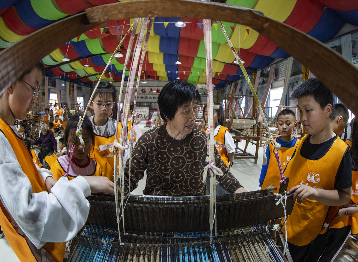 5月1日，在山西省永濟市開張鎮(zhèn)東開張村的惠暢土布文化園，土布制作技師教游客織布技藝。 來源：人民圖片網(wǎng)