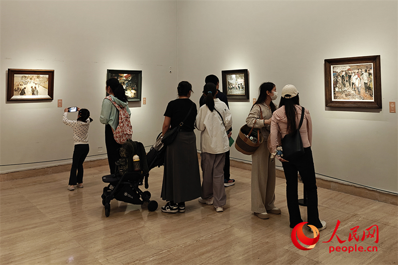 “五一”假期，游客在中國美術(shù)館參觀“大美勞動者——中國美術(shù)館藏勞動題材美術(shù)作品展（第二期）”。人民網(wǎng)記者 韋衍行攝
