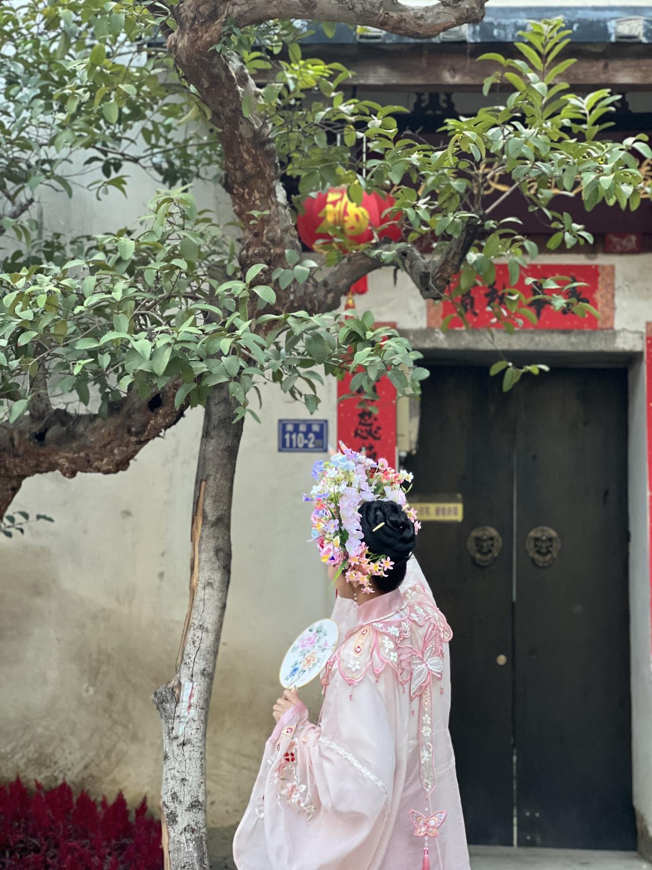 福建泉州，頭戴簪花的游客正拍照留念。人民網(wǎng) 歐陽易佳攝