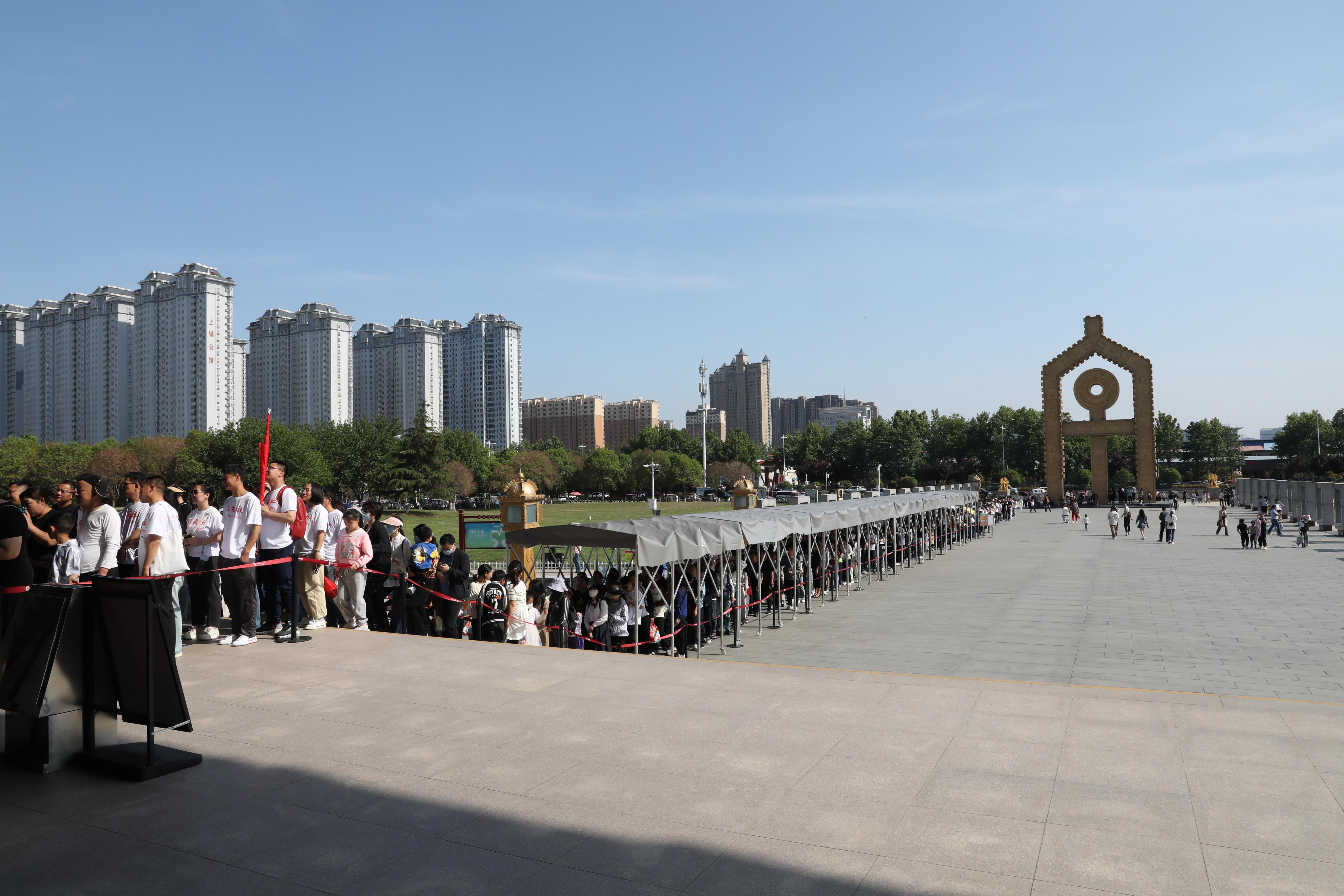 “五一”期間，中國文字博物館外游客有序排隊。中國文字博物館供圖