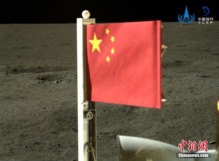 6月4日，中國國家航天局公布了嫦娥六號探測器在月球背面的五星紅旗展示影像。鮮艷的五星紅旗再次閃耀月球，這也是中國首次在月球背面獨立動態(tài)展示國旗。<a target='_blank' href='/'><p  align=