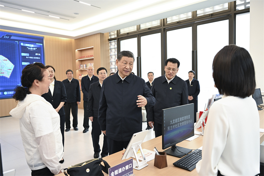 2024年4月22日至24日，中共中央總書(shū)記、國(guó)家主席、中央軍委主席習(xí)近平在重慶考察。這是22日下午，習(xí)近平在九龍坡區(qū)謝家灣街道民主村社區(qū)考察。新華社記者 謝環(huán)馳 攝