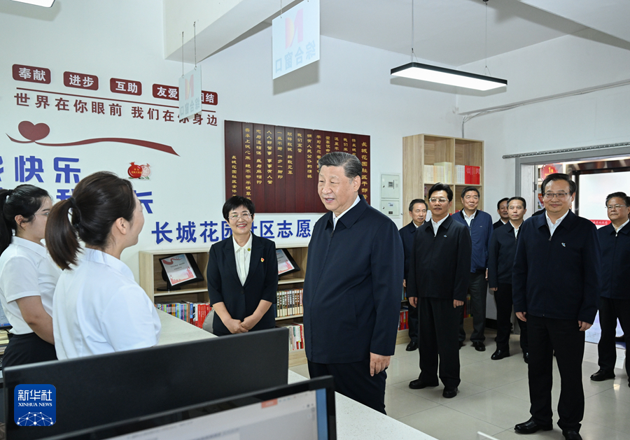 2024年6月19日下午，習(xí)近平在寧夏銀川市金鳳區(qū)長城花園社區(qū)黨群服務(wù)中心便民服務(wù)廳了解社區(qū)開展便民惠民服務(wù)等情況。新華社記者 謝環(huán)馳 攝
