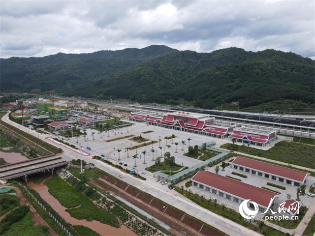 航拍云南磨憨口岸。 人民網(wǎng)記者 符皓攝