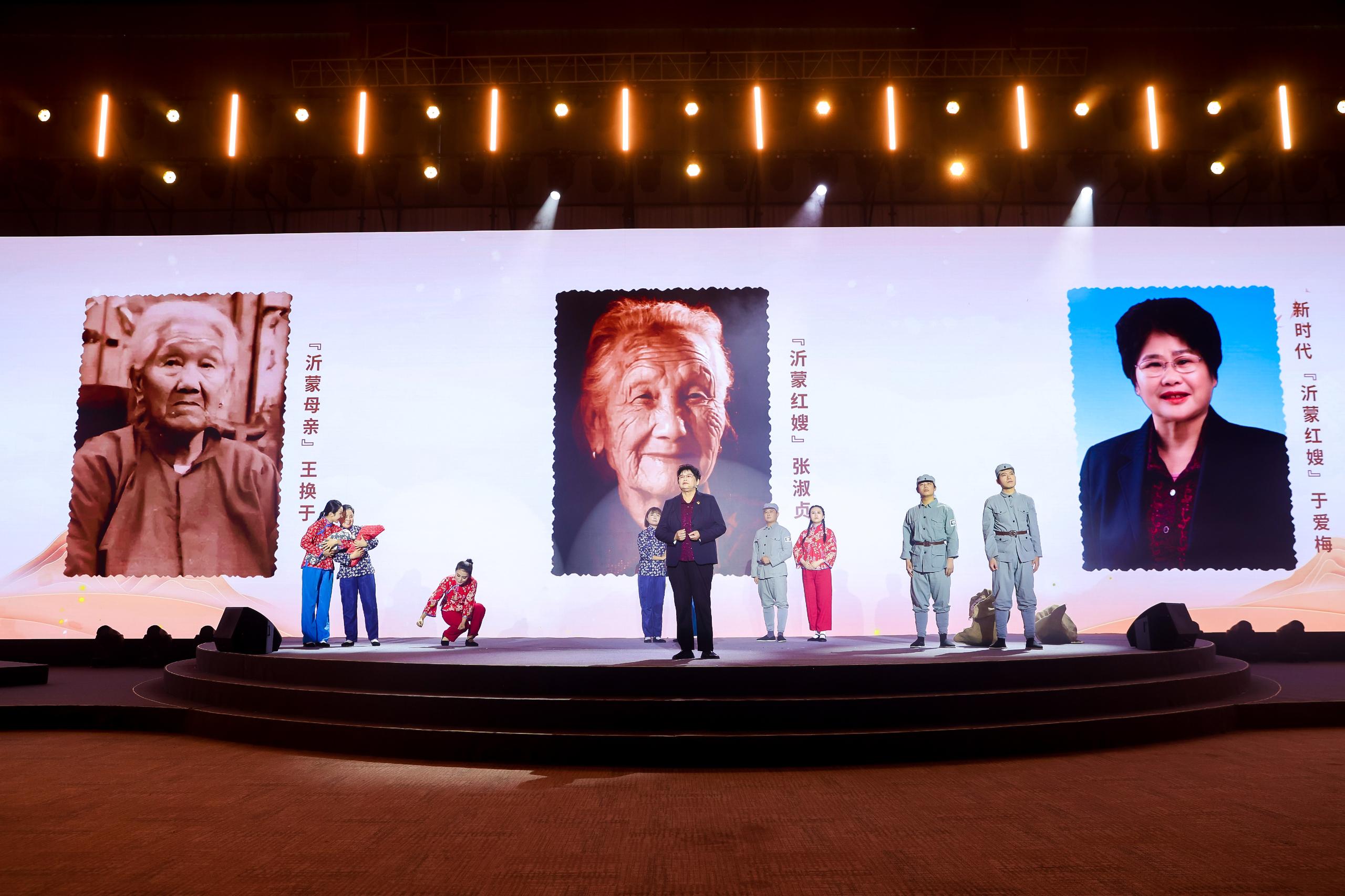 “何以中國(guó)·弦歌不輟”網(wǎng)絡(luò)主題活動(dòng)現(xiàn)場(chǎng)，于愛(ài)梅講述“沂蒙紅嫂”的故事。人民視頻供圖。