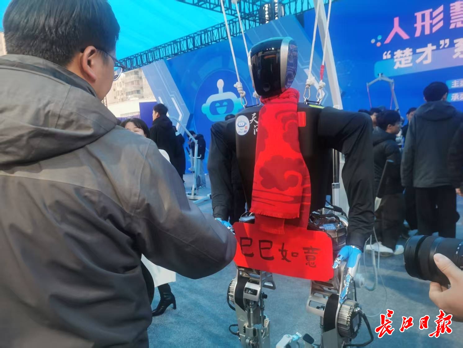 “天問(wèn)”人形機(jī)器人和參觀市民握手，互致新年快樂(lè)。 長(zhǎng)江日?qǐng)?bào)記者陳永權(quán) 攝