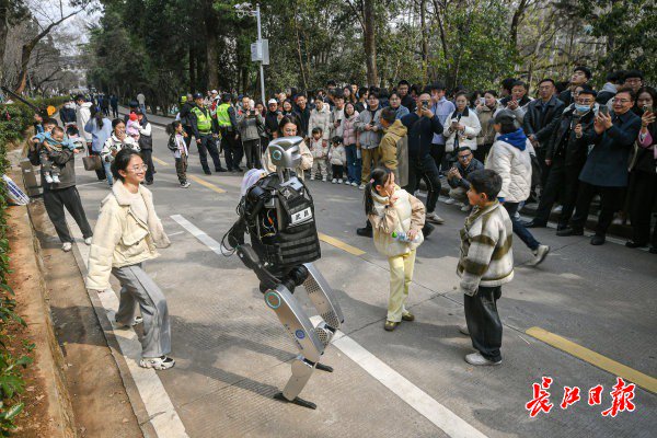 “智警小珞”人形機(jī)器人和小朋友們斗舞。長(zhǎng)江日?qǐng)?bào)記者史偉 攝